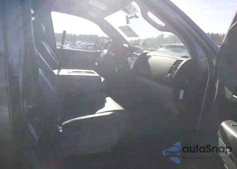 2013 Toyota Tundra Grade 4.6L V8 z USA, uszkodzony, nr VIN 5TFUM5F10DX044161